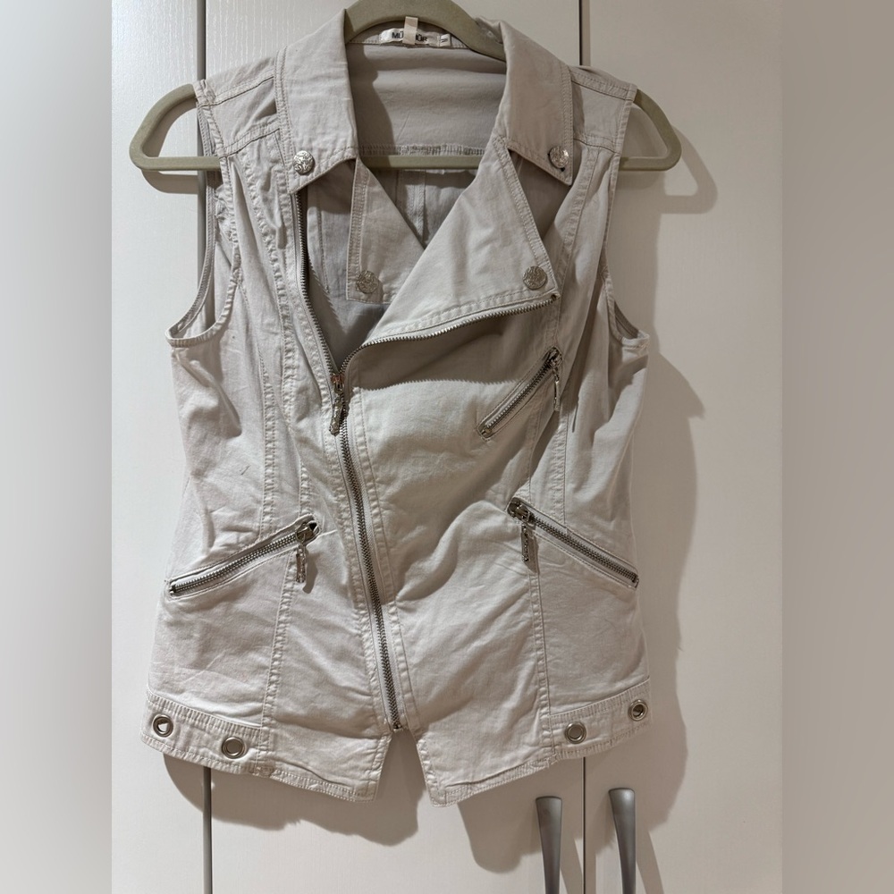 Chic Sleeveless Beige Moto Vest with Zippers